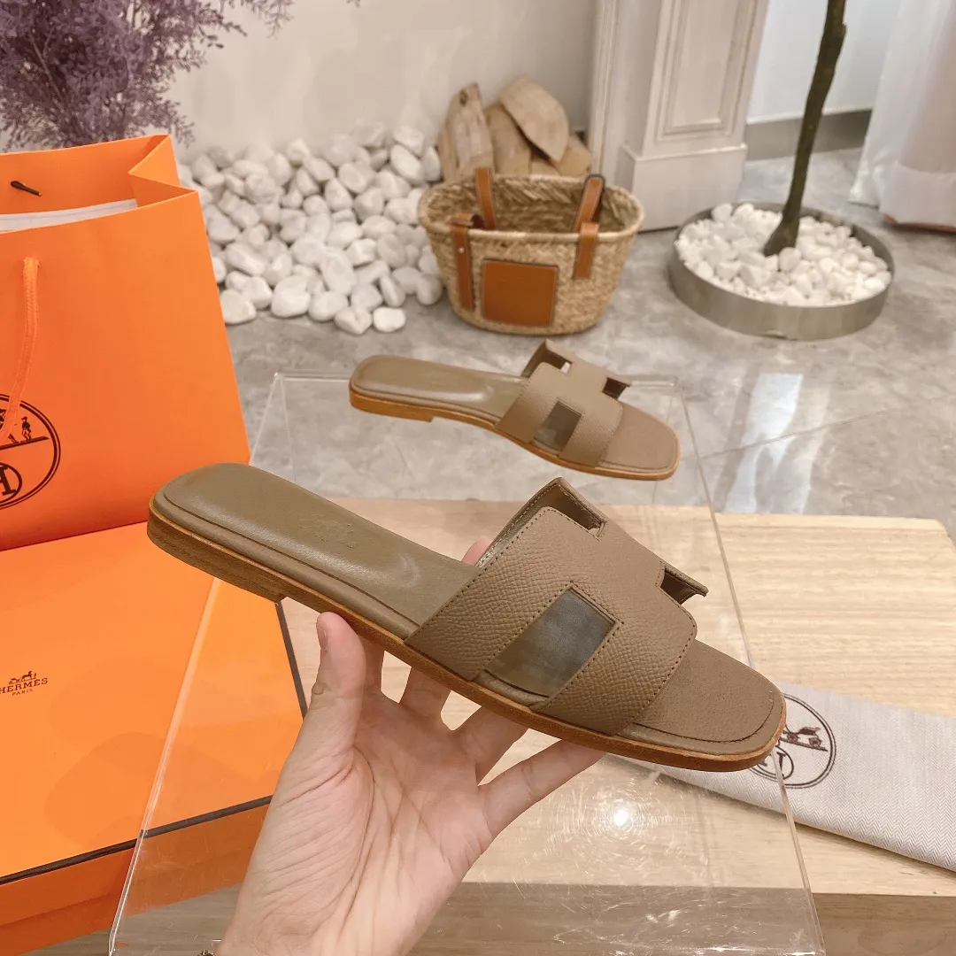 👟👟Ex-factory price 300👟👟 Genuine leather sole +40 🦄Hermès "Palm Print" has added new color sandals, "Year-round shipment" with three-dimensional concave and convex feeling on the classic "H" upper... It is a must-have item in your wardrobe, and it is magically versatile in this summer! This model fully demonstrates the classic Hermès style "palm print". Classic calfskin material ~ imported sheepskin. Lining 🐎Size: 34~42. Heel height ② type: low heel 1.5cm. Medium heel 4.5cm. Genuine leather sole +40 rubber sole.